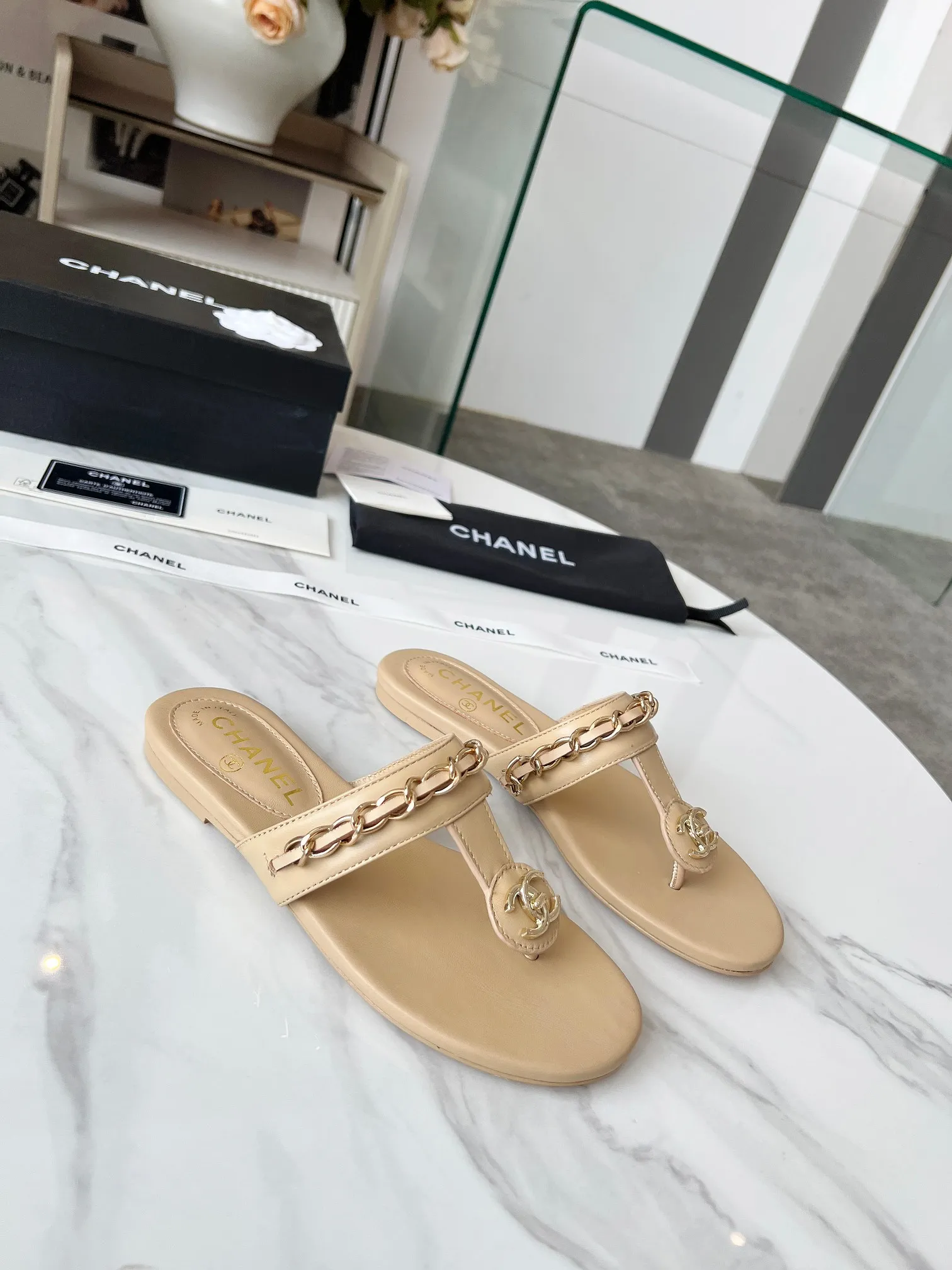 👟👟Ex-factory price 460👟👟 CHANEL｜Xiaoxiang 25 spring and summer new product Double C chain series flip-flops and sandals Chain sandals are this year's big hit. I have been impressed by their beauty, casual and natural, and have the classic dominance of Xiangjia. From leather to hardware, the upper foot is comfortable and stylish. The fabric is made of imported lambskin, the lining is silk sheepskin, and the Italian genuine leather outsole Code number: 35-39 (40/41 customized)